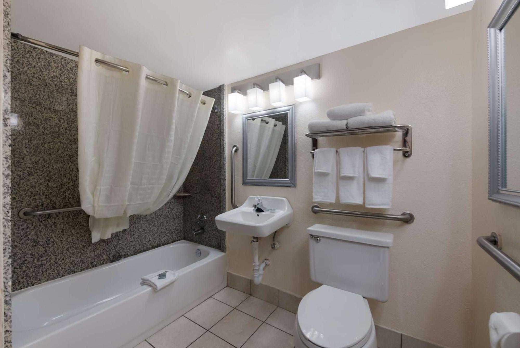 Best Western Hampton Coliseum Inn Екстериор снимка